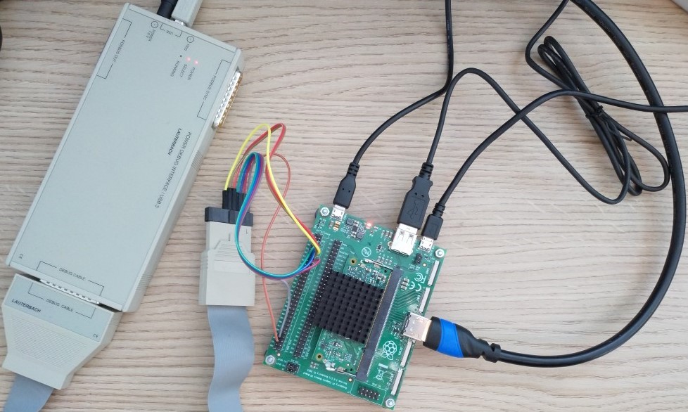 Bild: Stillleben mit Raspberry Pi Compute Module am JTAG-Debugger. Als Nachhaltigkeitsmaßnahme planen wir, die Platinen aller Revolution Pi Produkte um einen JTAG-Header zu ergänzen, so dass Freezes und andere Probleme zukünftig einfacher analysiert werden können.
